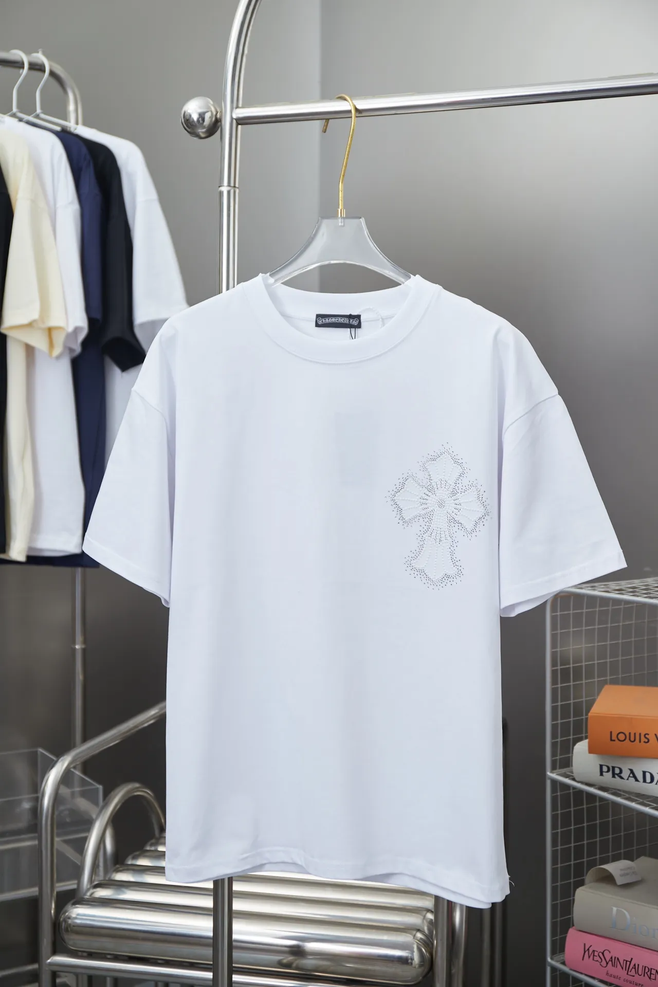 🅿️200 Chrome Hearte 25SS early spring new model, hot diamond short sleeves, light luxury, essential item for daily commuting for men and women, correct version, welcome to compare, detailed features · 280 grams of 100% pure cotton double yarn jersey fabric · Special thickened 32 pieces of double-strand 1X1 thread in the same vat custom dyeing · Imported Australian matte pearlescent diamonds · Double needle stitching and cross-stitching technology · Original main mark, washed tag, brand moisture-proof paper packaging Color: black/white/grey Size: S/M/L/XL